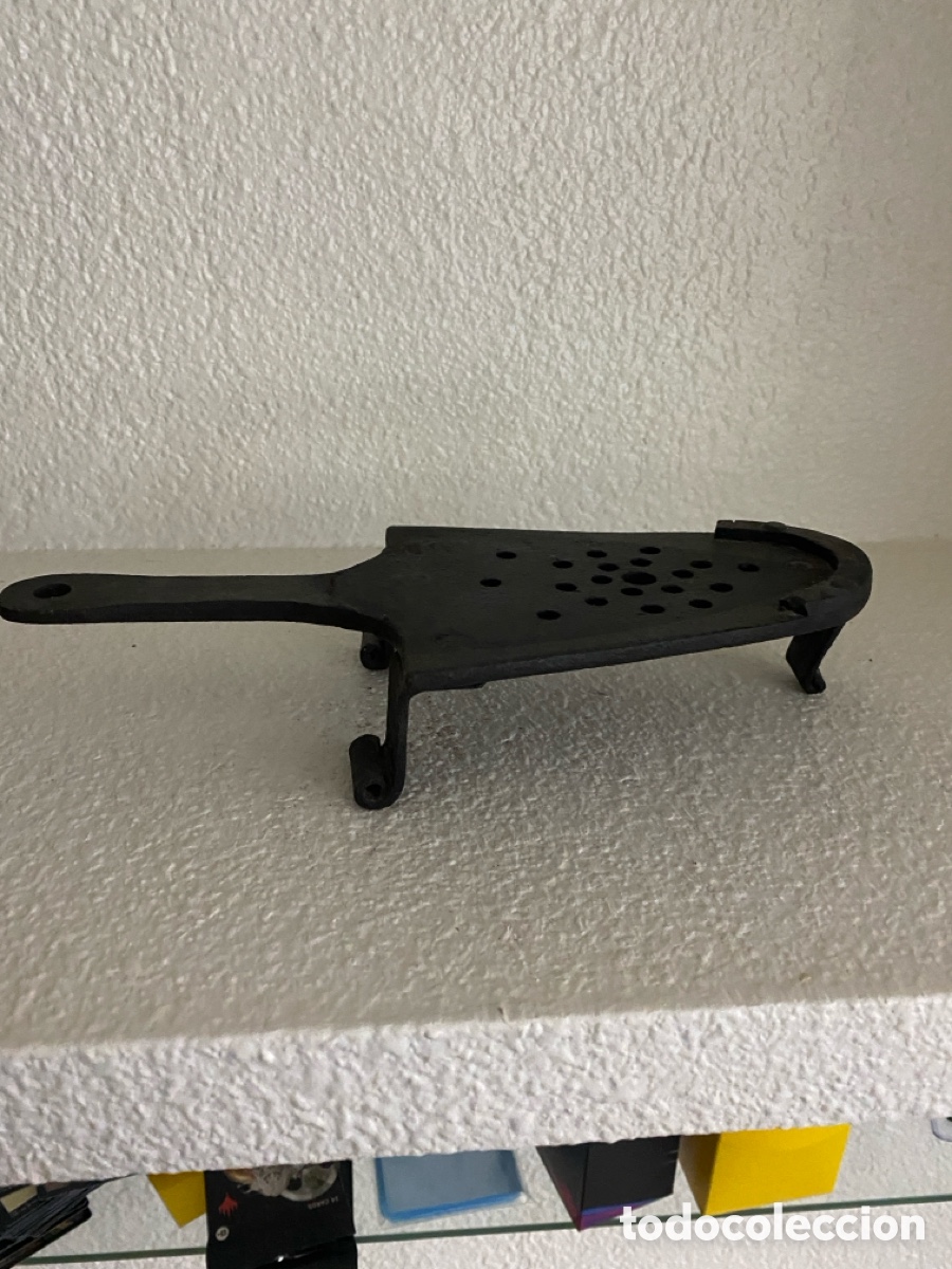Antig&uuml;edades: Antigua plancha con soporte de hierro - Foto 16