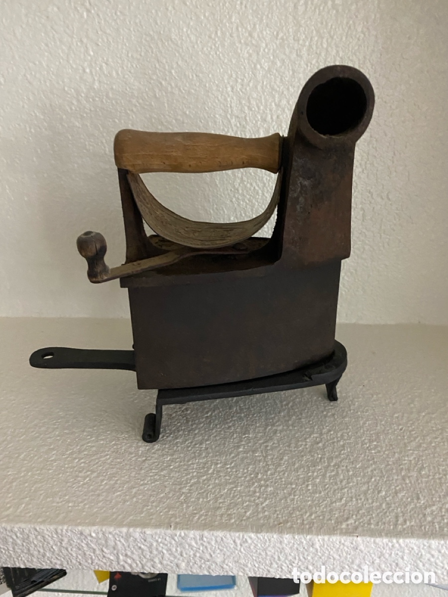 Antig&uuml;edades: Antigua plancha con soporte de hierro - Foto 17