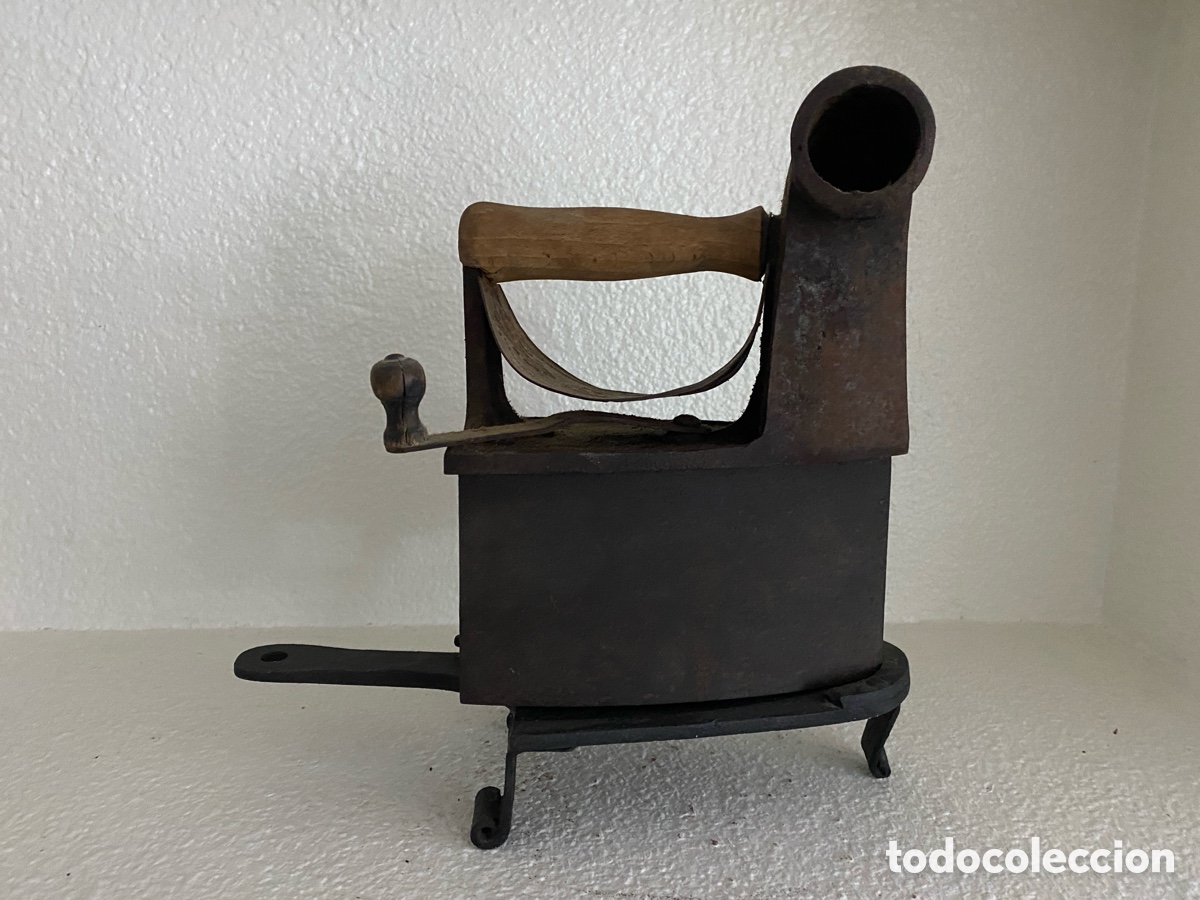 Antig&uuml;edades: Antigua plancha con soporte de hierro - Foto 1
