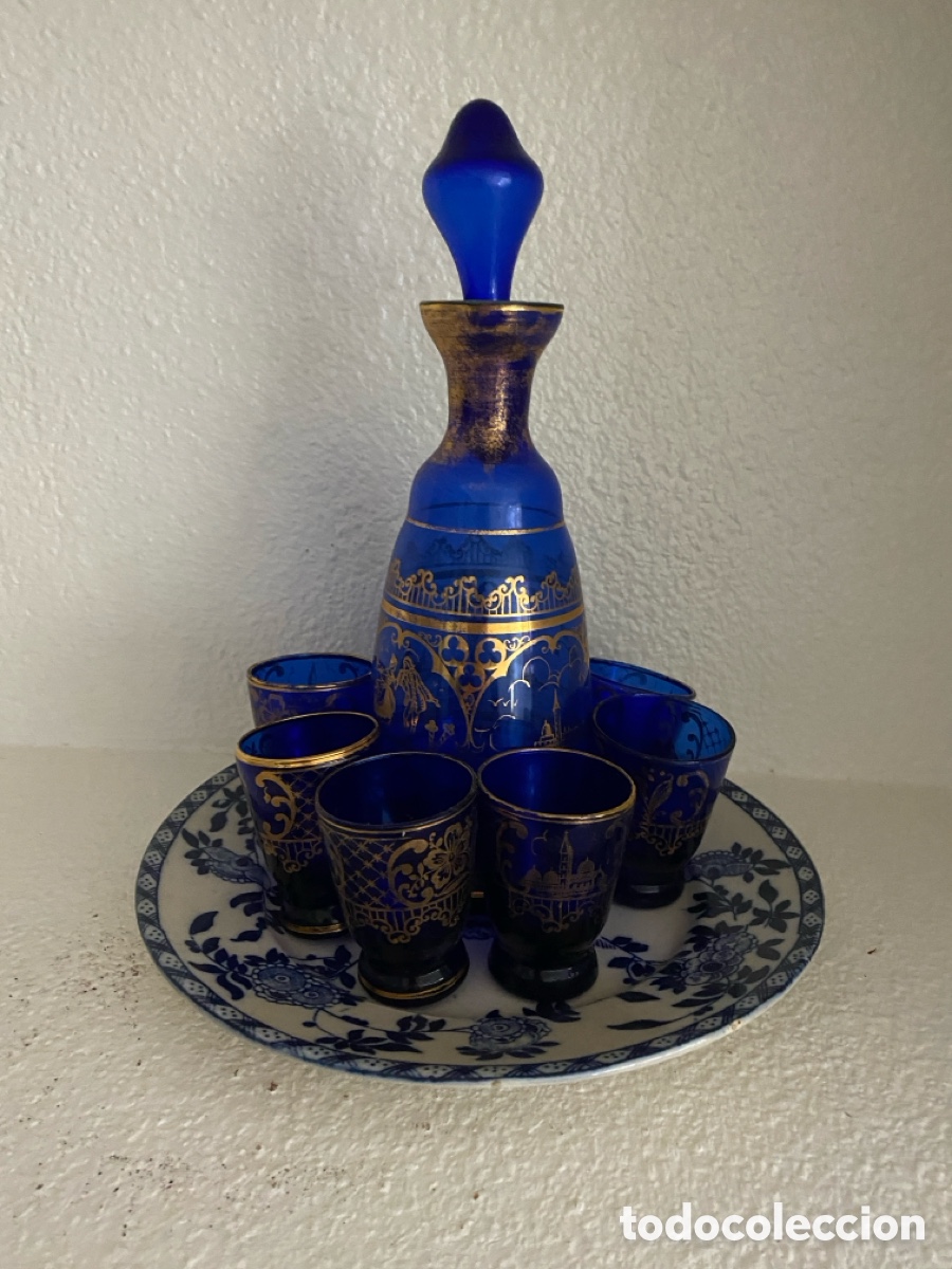 Antig&uuml;edades: Conjunto de botella y seis vasos con plato antiguo - Foto 2
