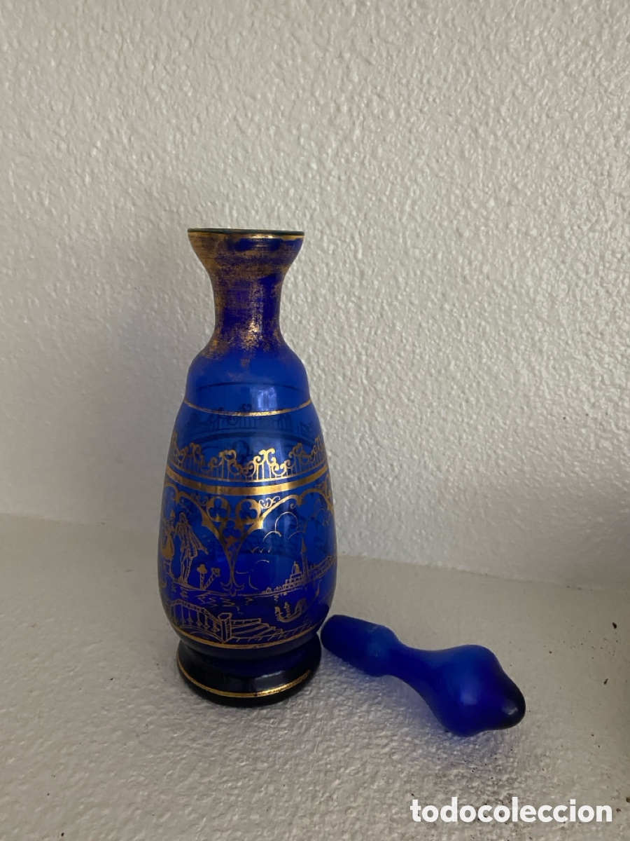 Antig&uuml;edades: Conjunto de botella y seis vasos con plato antiguo - Foto 3