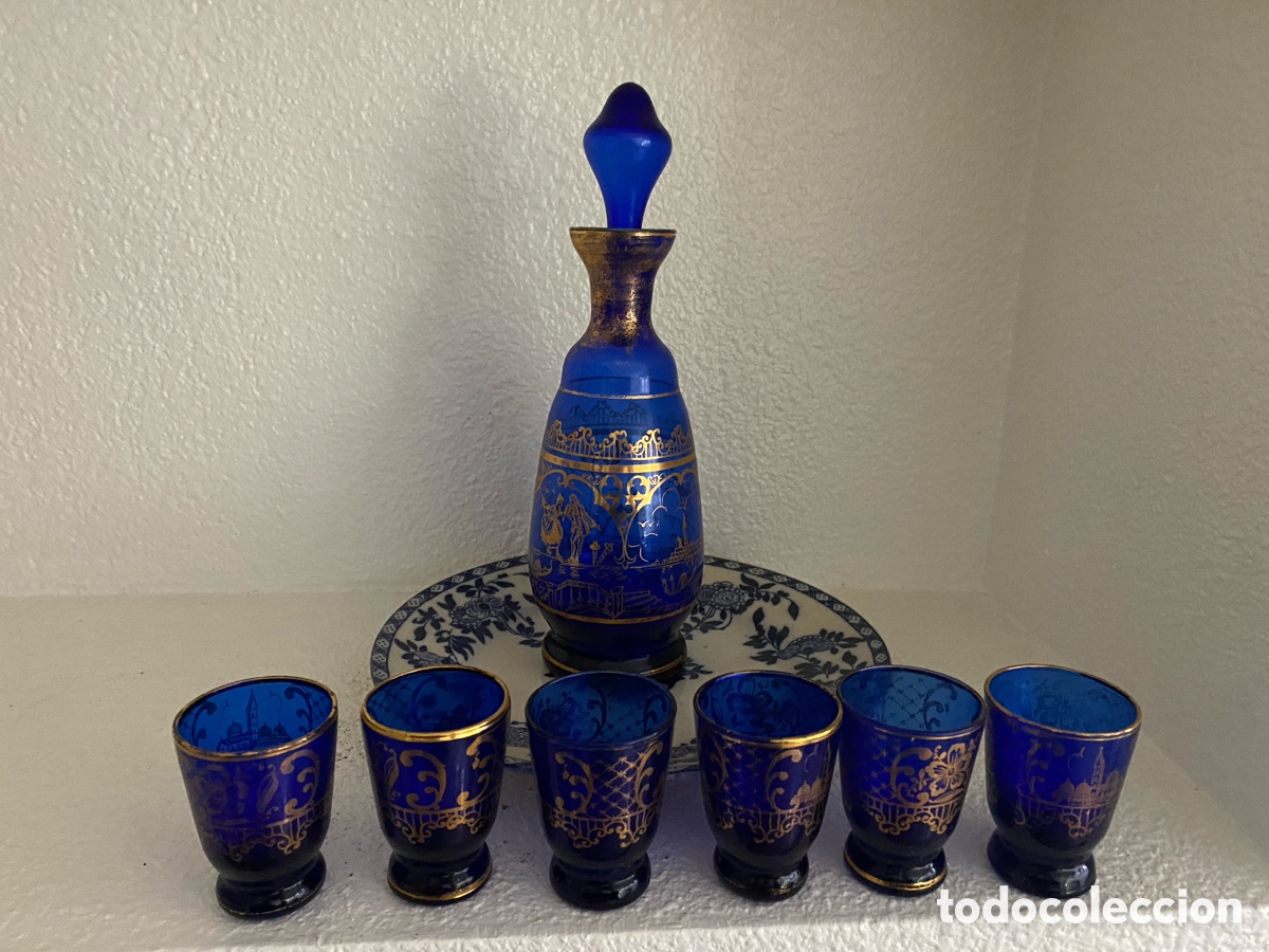 Antig&uuml;edades: Conjunto de botella y seis vasos con plato antiguo - Foto 1