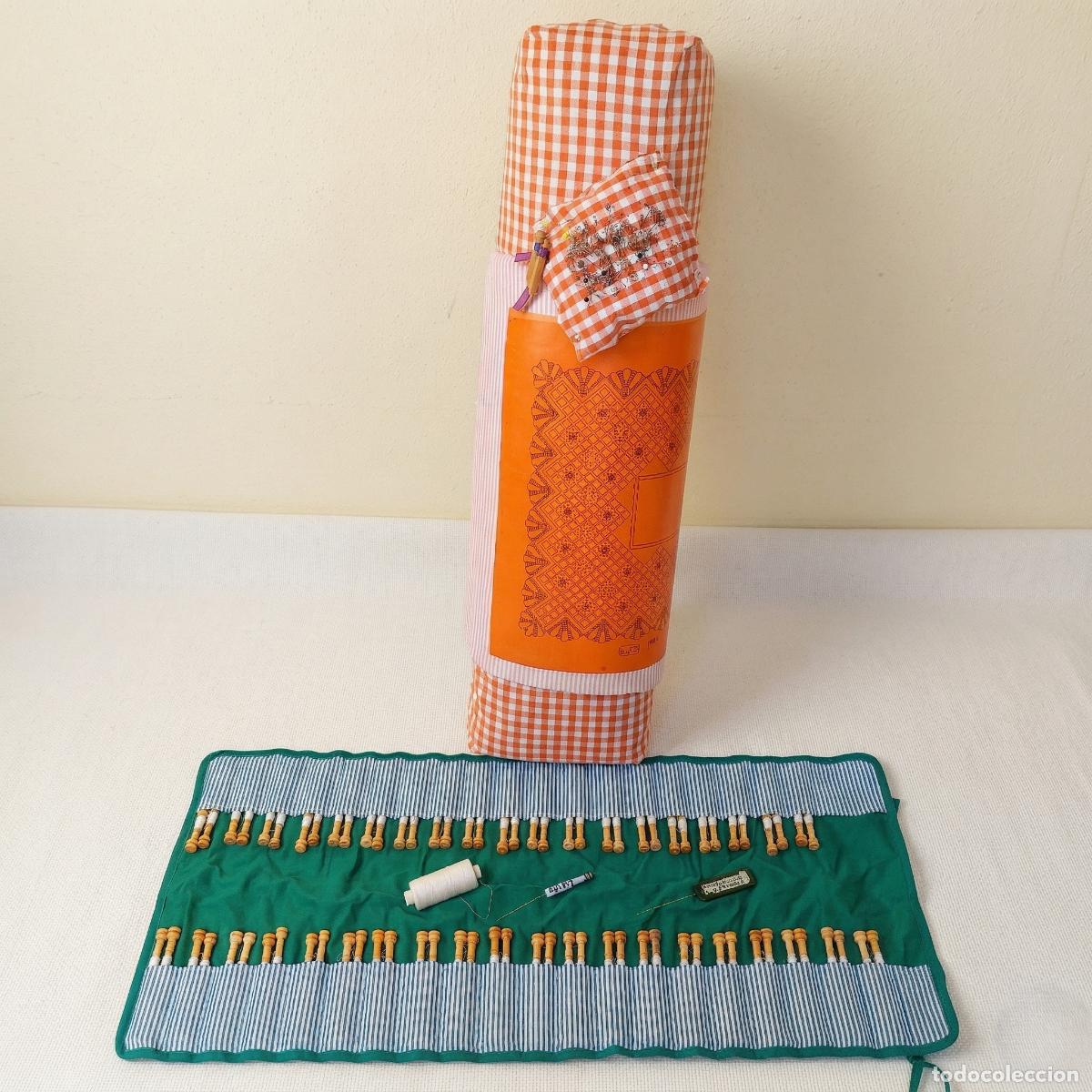 Antig&uuml;edades: Mundillo de bolillos - bolillero con 78 bolillos y accesorios coj&iacute;n 70 x 17 cm