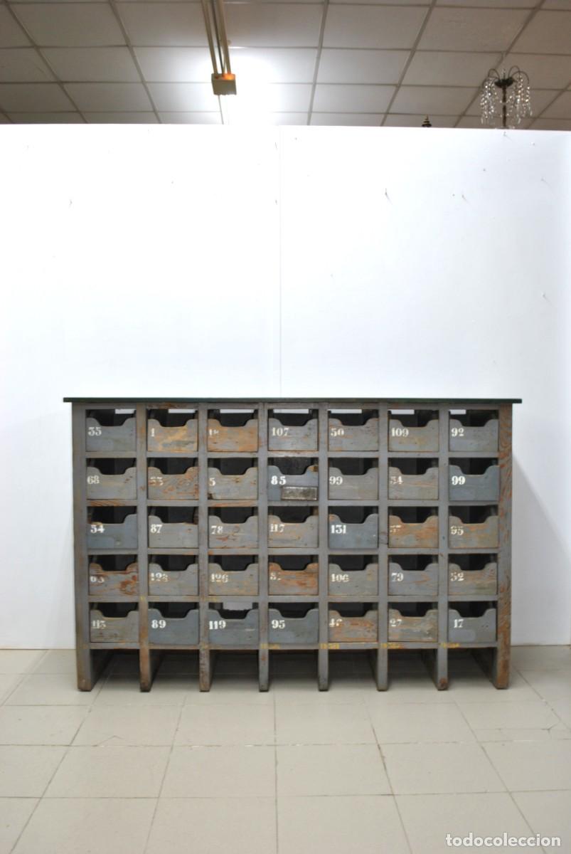 Antig&uuml;edades: MUEBLE INDUSTRIAL ANTIGUO CON CAJONES - Foto 1