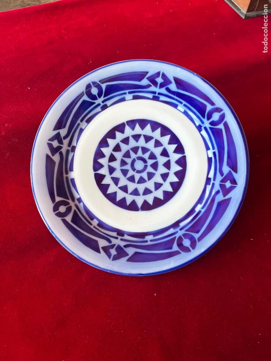 Antig&uuml;edades: Bonito Plato Sargadelos con Motivos Geom&eacute;tricos en Azul. Pintado a Mano.27 cm.