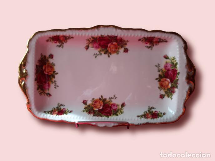 Antig&uuml;edades: Bandeja para sandwich o pastel Royal Albert Rosas de campo viejo