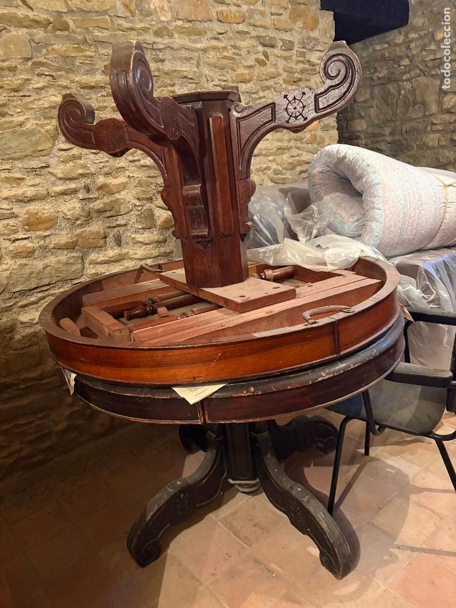 Antig&uuml;edades: 2 mesas de nogal redondas siglo xix muy macizas y firmes