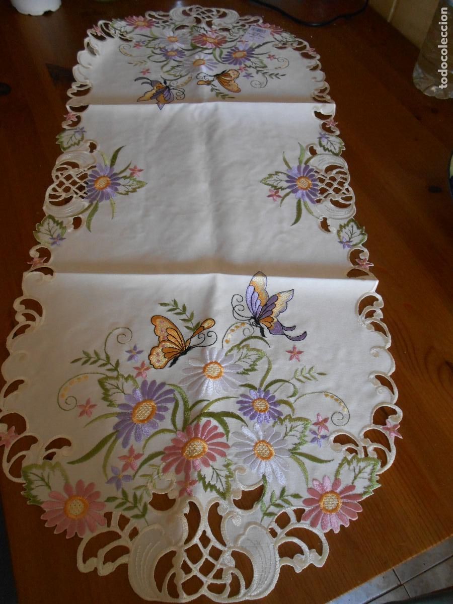 Antig&uuml;edades: Muy bonito camino de mesa bordada flores y mariposas. 40 x 90 cm.Color beige muy claro