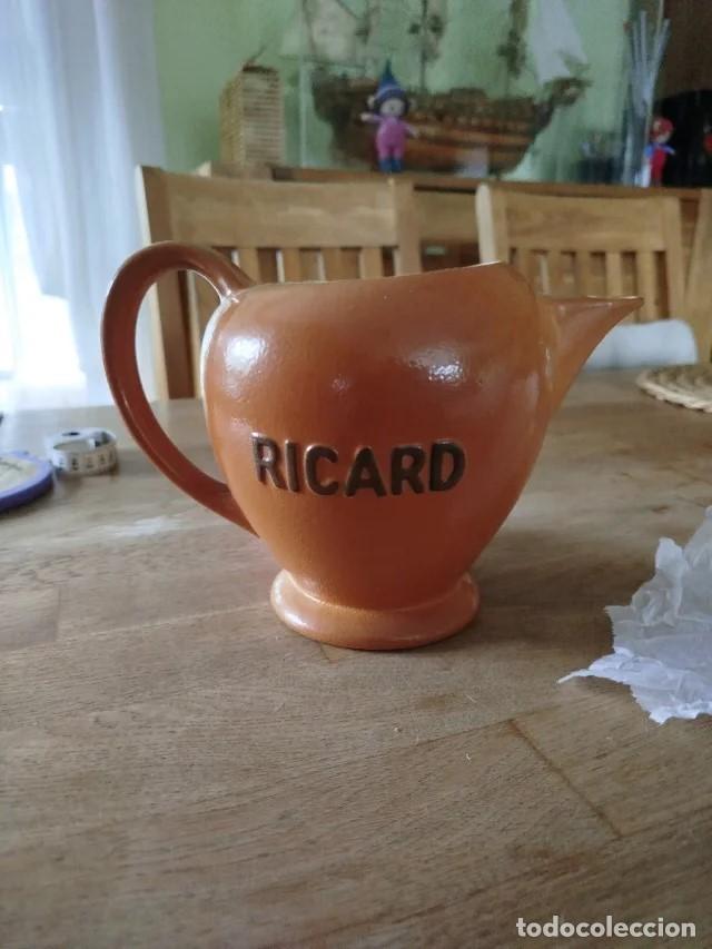 Antiques: Jarra Ricard antigua