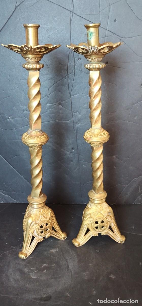 Antig&uuml;edades: Pareja de candeleros antiguos de bronce - Foto 1