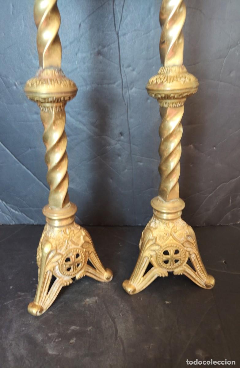 Antig&uuml;edades: Pareja de candeleros antiguos de bronce - Foto 2