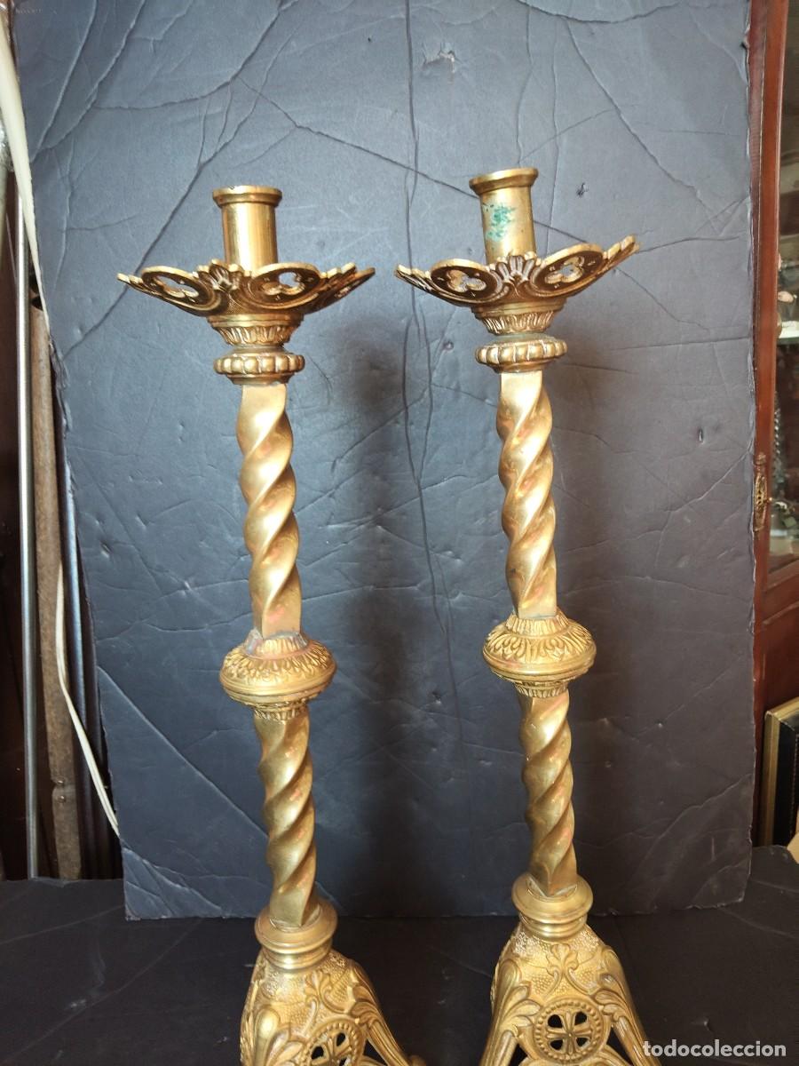 Antig&uuml;edades: Pareja de candeleros antiguos de bronce - Foto 3