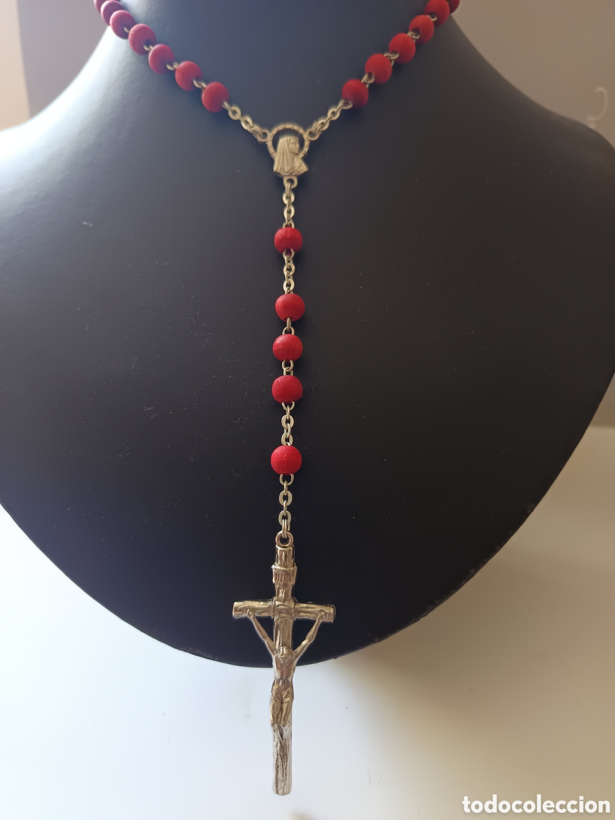 Antig&uuml;edades: Rosario collar ligero madera pintada en color rojizo