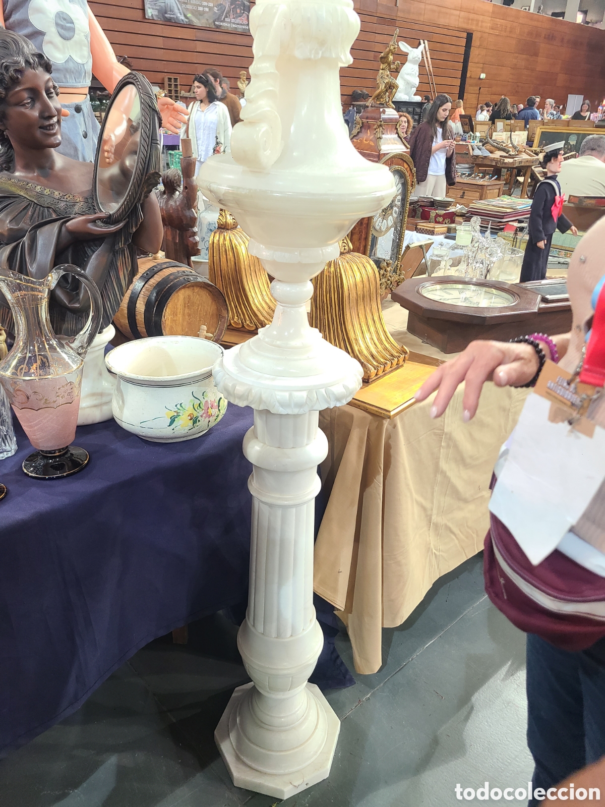 Antig&uuml;edades: columna de m&aacute;rmol con l&aacute;mpara de alabastro