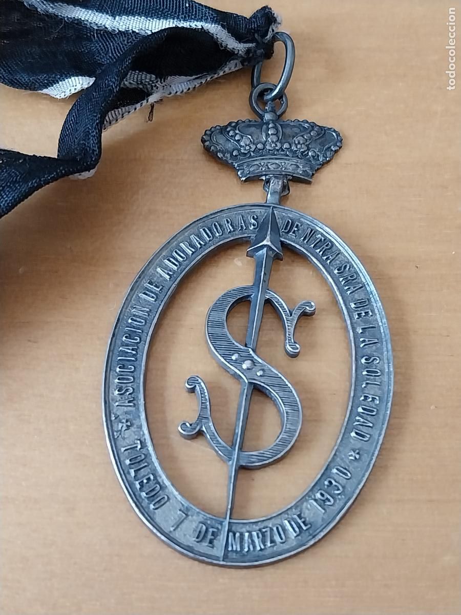 Antig&uuml;edades: VIRGEN SOLEDAD MEDALLA 7 MARZO 1930 ADORADORAS NTRA SRA 6.7CMS ALTO ORIGINAL ANTIGUA CINTA BICOLOR