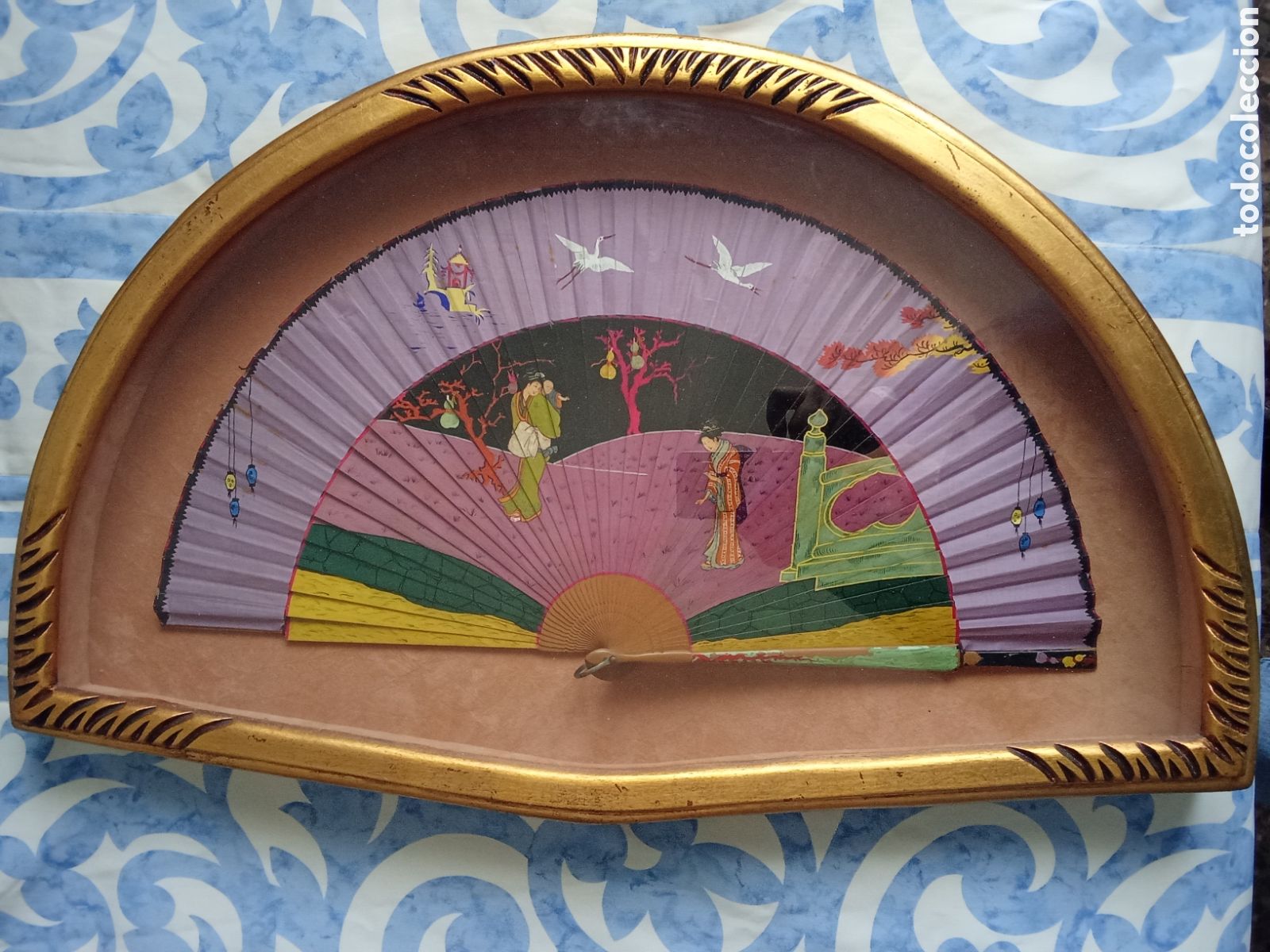 Antig&uuml;edades: Abaniquera, con abanico pintado a mano , motivos orientales