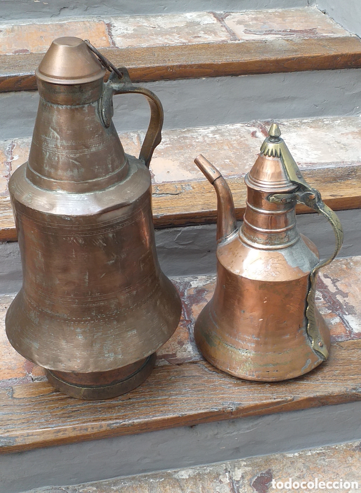 Antig&uuml;edades: Pareja de jarras antiguas de bronce - Foto 1