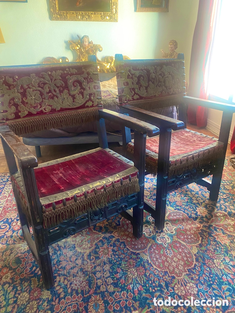 Antig&uuml;edades: Fraileros espa&ntilde;oles en nogal. Siglo XVII.