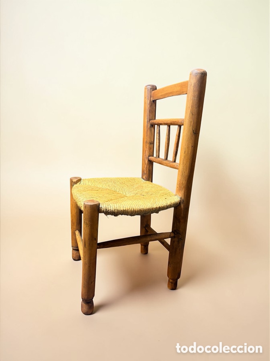 Antig&uuml;edades: Antigua silla infantil de madera y enea - Foto 2