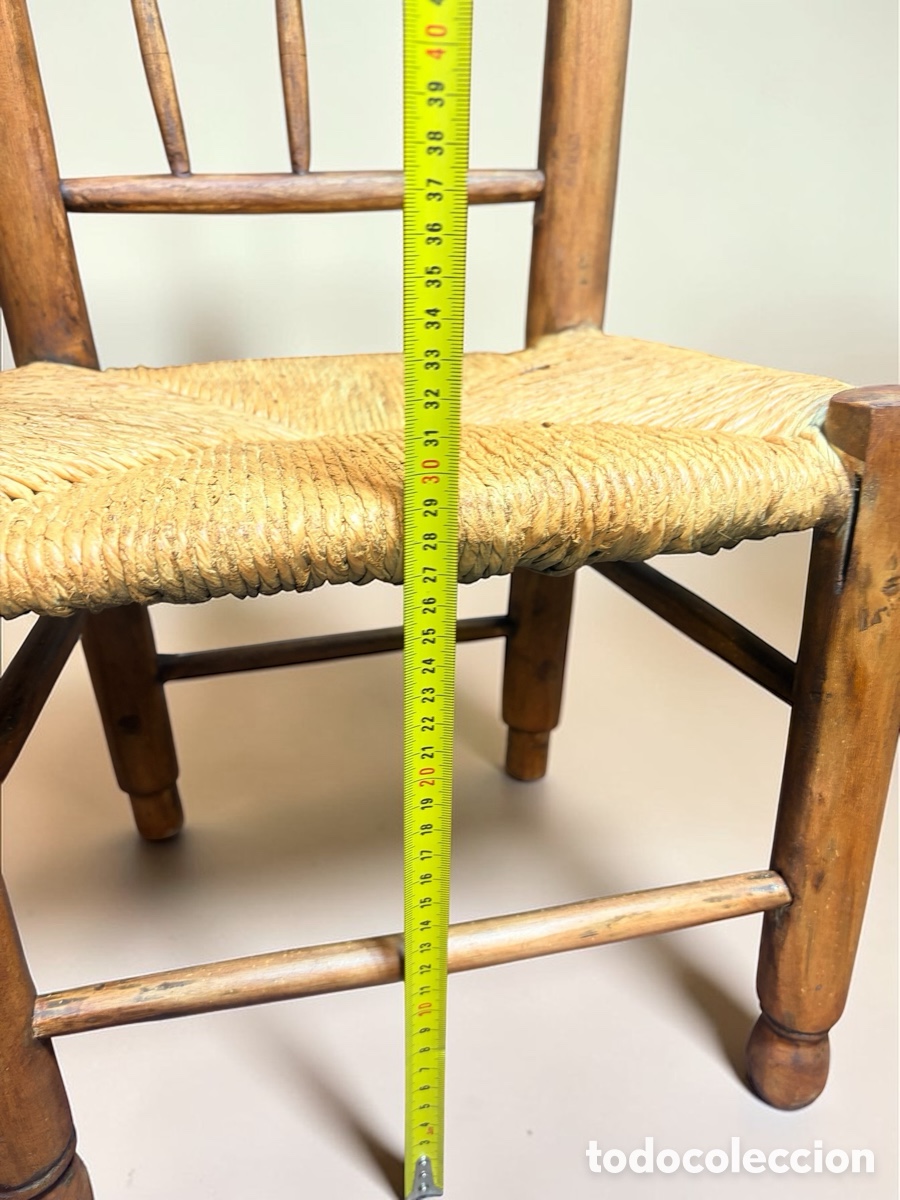 Antig&uuml;edades: Antigua silla infantil de madera y enea - Foto 8