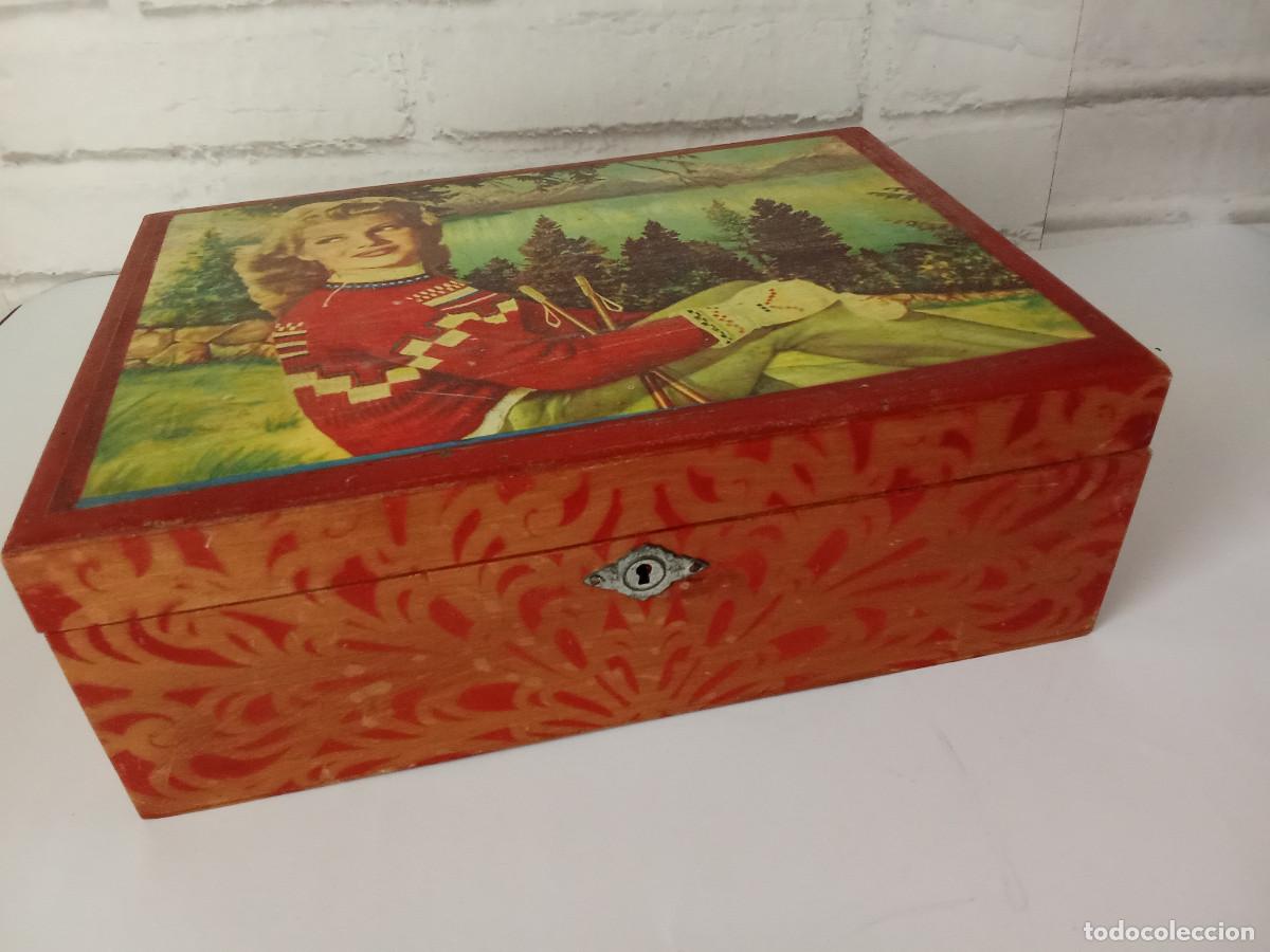 Antig&uuml;edades: Antigua caja joyero costurero (27x19 cm) en madera a&ntilde;os 40 - 50