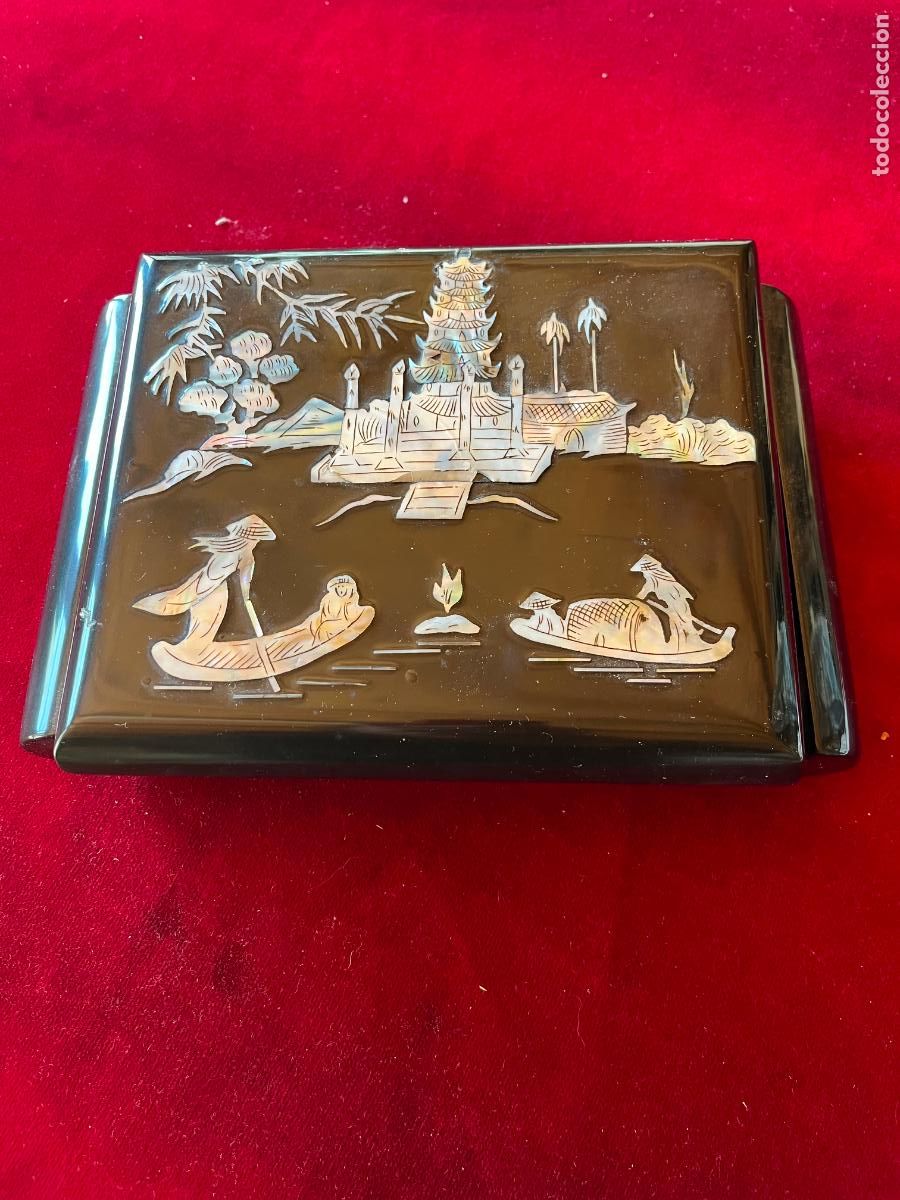 Antig&uuml;edades: Joyero Lacado en Madera con N&aacute;car i Apartado Interior Decorado. 23x16x6 cm.