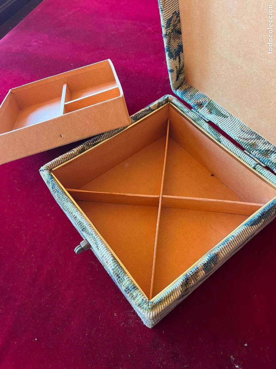 Antig&uuml;edades: Vers&aacute;til Joyero de 2 Pisos con Departamentos. Acabado en Tela Estampada 30x20x19 cm.