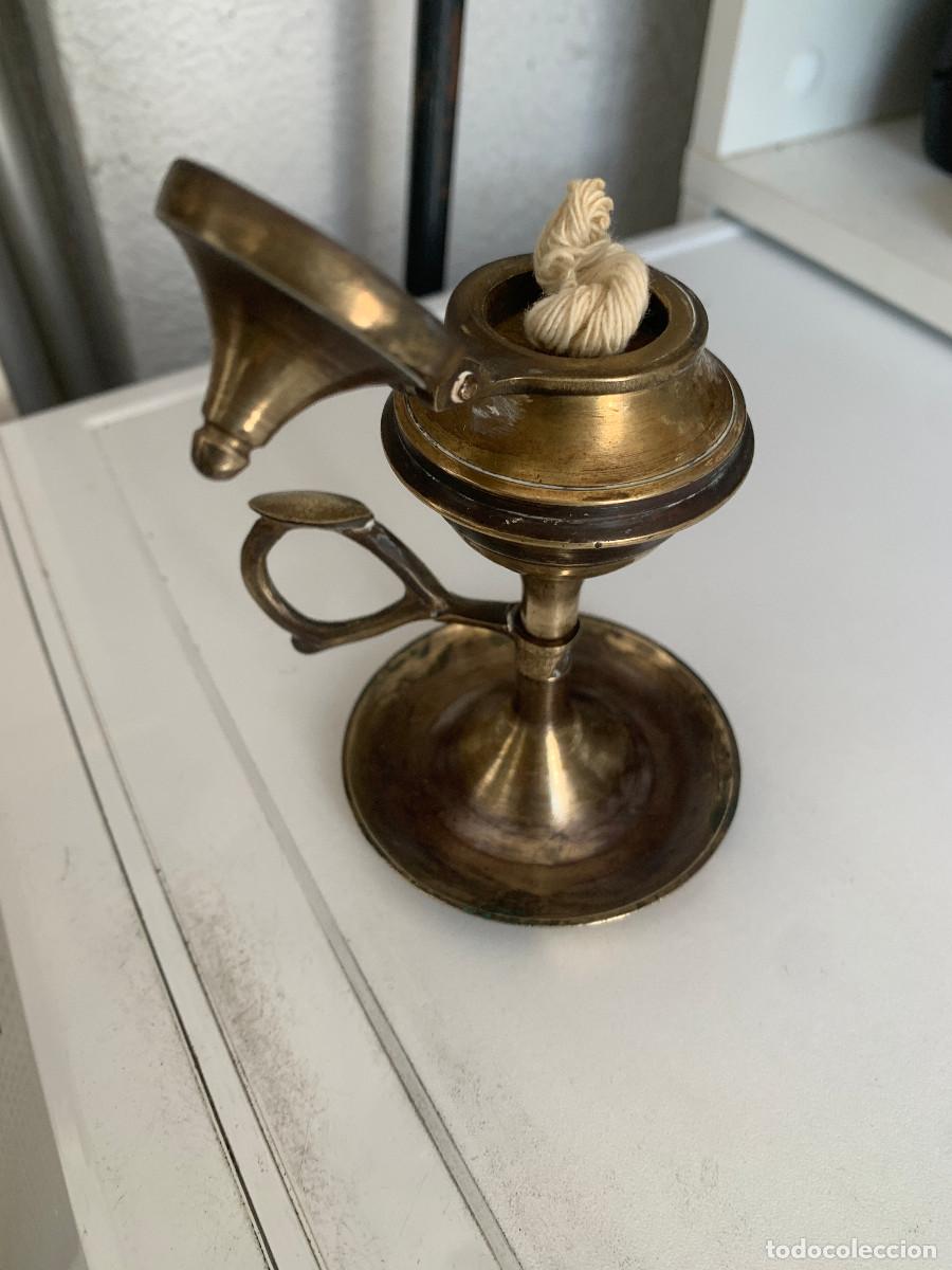 Antig&uuml;edades: L&aacute;mpara de aceite port&aacute;til