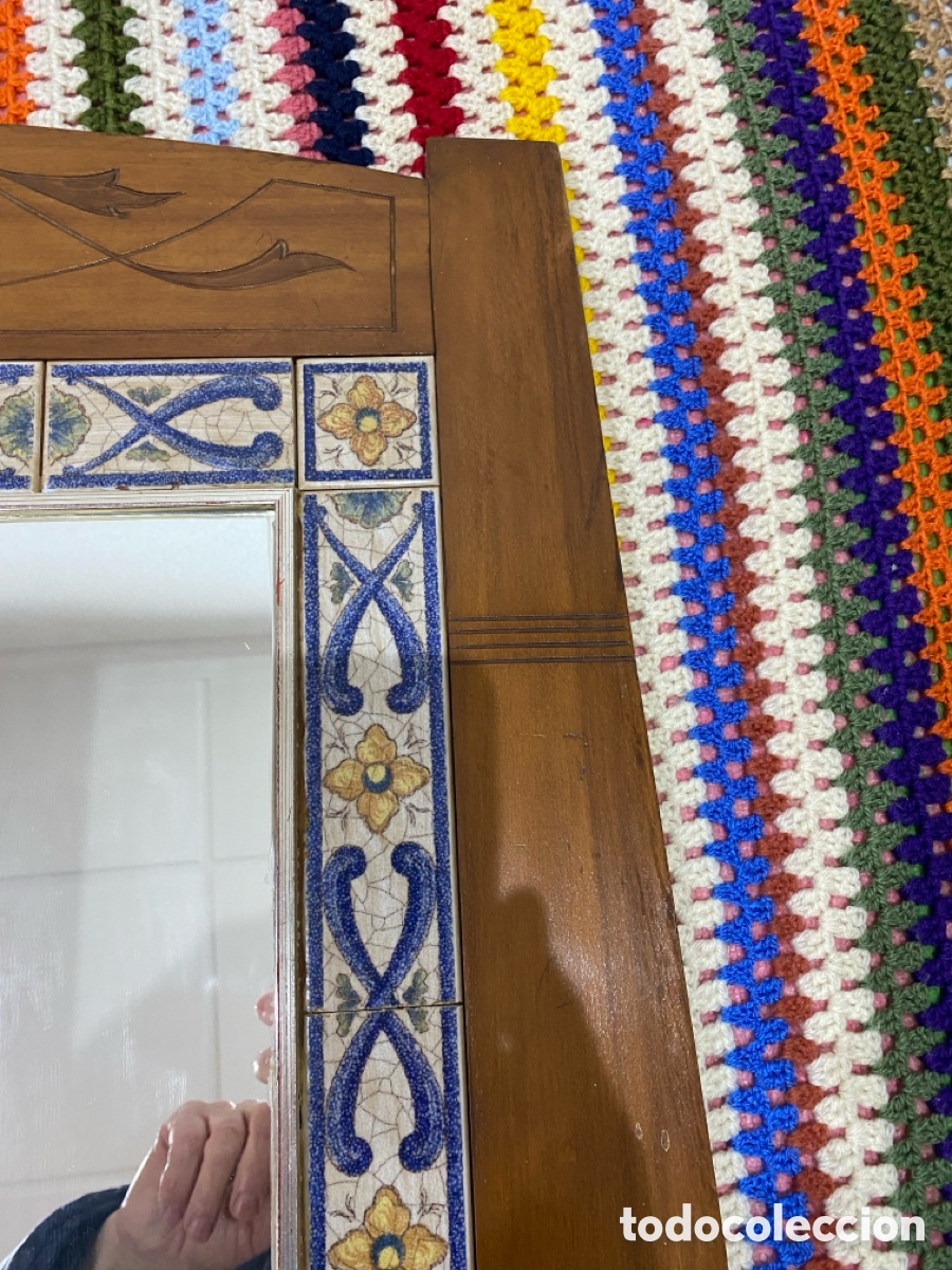 Antig&uuml;edades: Espejo antiguo de madera y azulejos - Foto 3