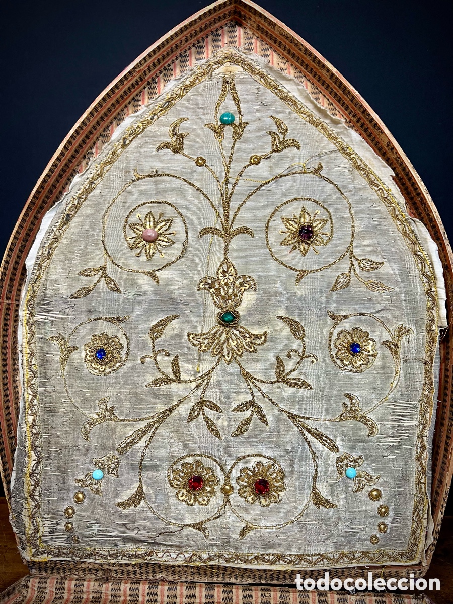 Antig&uuml;edades: Mitra Episcopal en su estuche de madera. S.XVIII