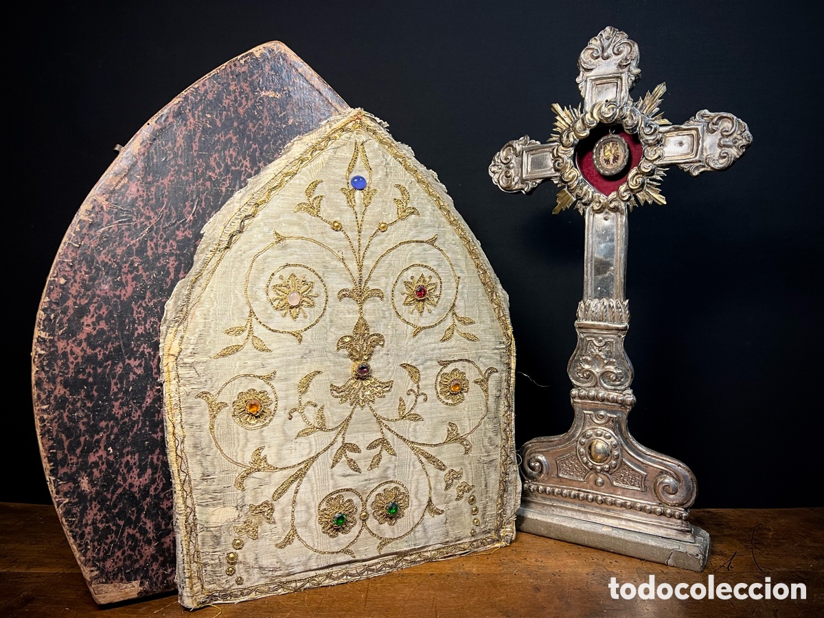 Antig&uuml;edades: Mitra Episcopal en su estuche de madera. S.XVIII - Foto 20