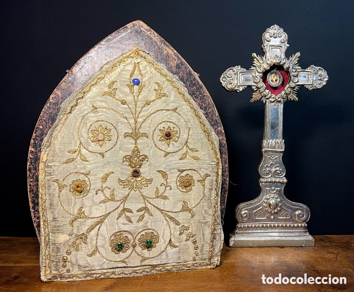Antig&uuml;edades: Mitra Episcopal en su estuche de madera. S.XVIII - Foto 2