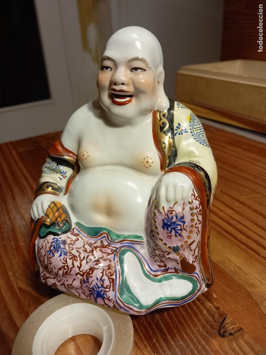 Antig&uuml;edades: Buda en porcelana de Macao,China. 14cm.