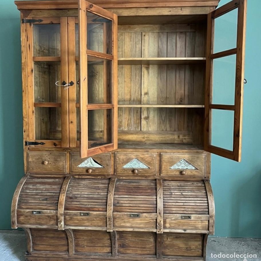 Antig&uuml;edades: Mueble antiguo de ultramarinos con persianas enrollables, madera maciza de pino, c.1900 restaurado