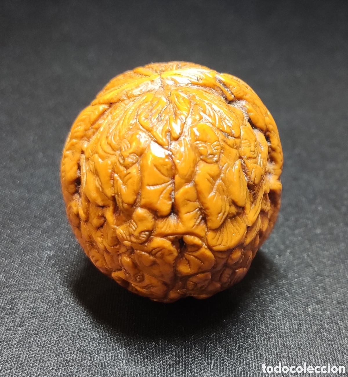 Antig&uuml;edades: Nuez. China. Tallada a mano. Mil caras. Buena Suerte. Original. Siglo XIX