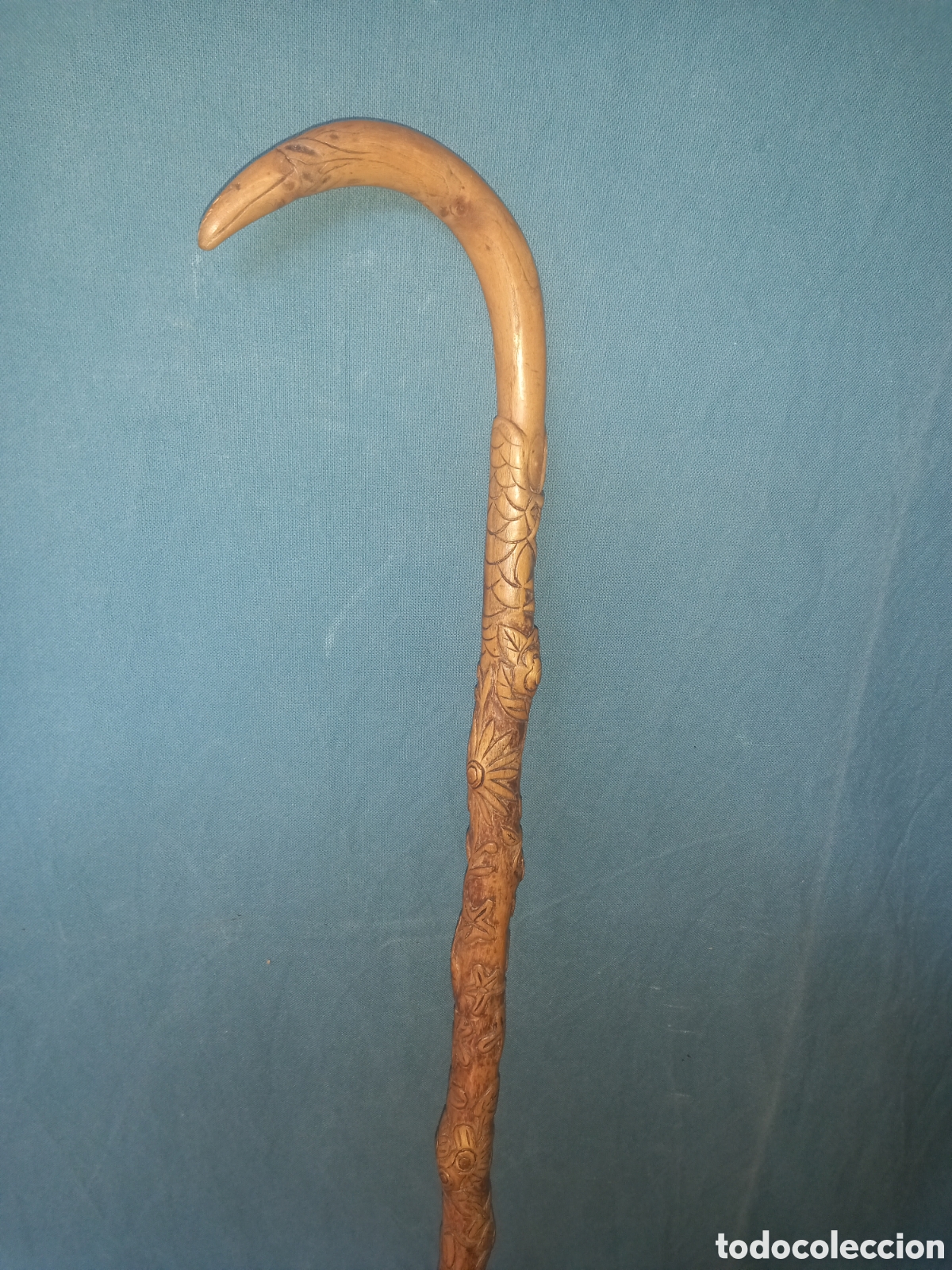 Antig&uuml;edades: Bast&oacute;n, cayada de madera, ricamente tallada a mano. Arte popular, pastoril. p.s.XX.