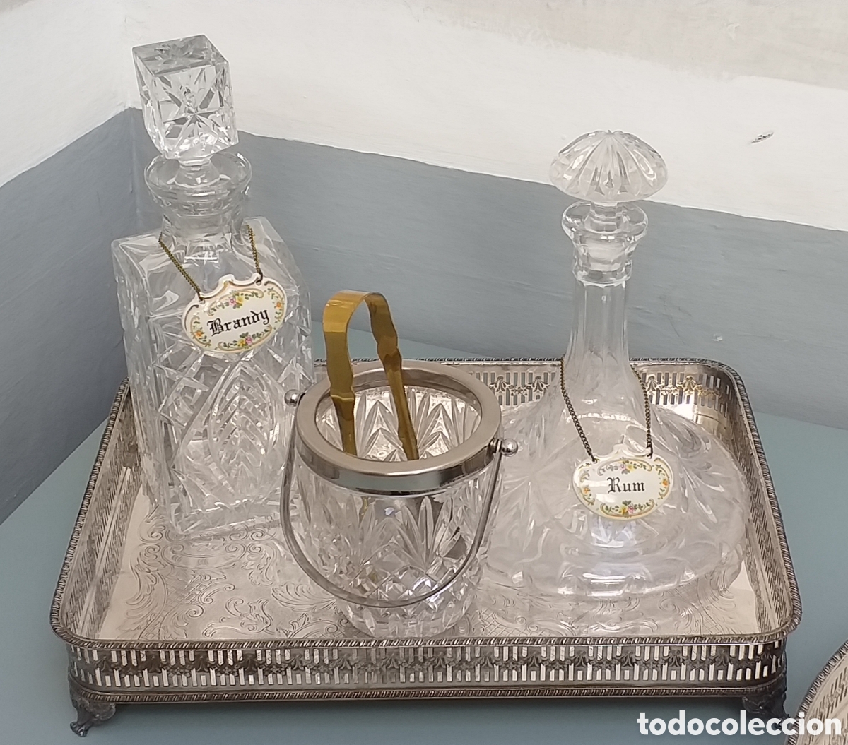Antig&uuml;edades: Licoreras, cubitera y bandeja plateada. - Foto 1