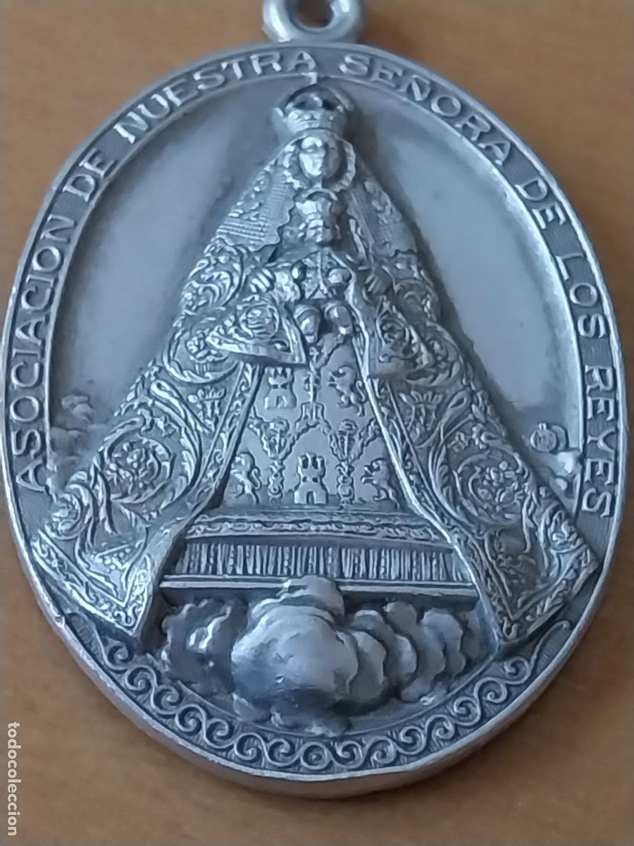 Antiguidades: VIRGEN DE LOS REYES MEDALLA 5CMS ALTO CAPILLA CATEDRAL SEVILLA ALUMINO PRECIOSA PIEZA