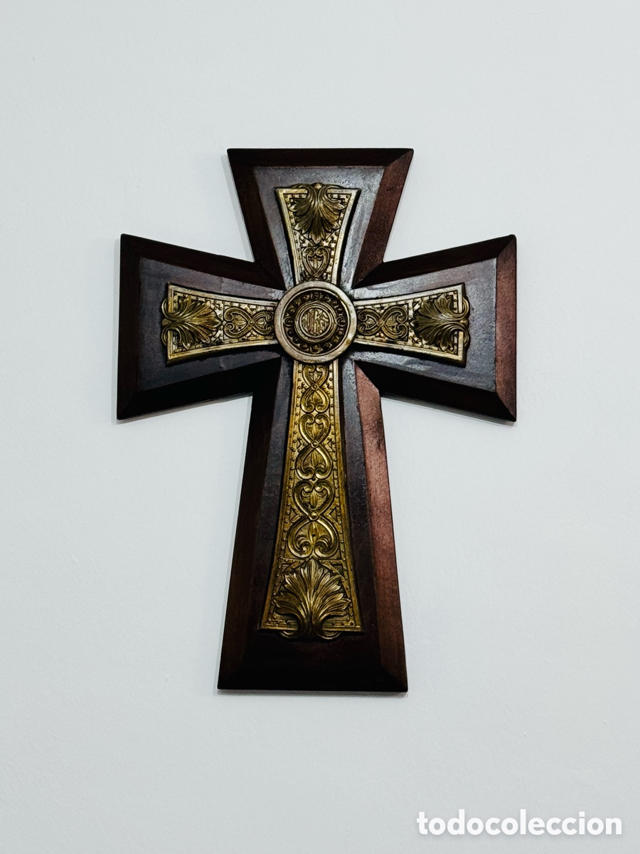 Antig&uuml;edades: Gran Cruz antigua de madera y lat&oacute;n. Detalles y medidas en fotos