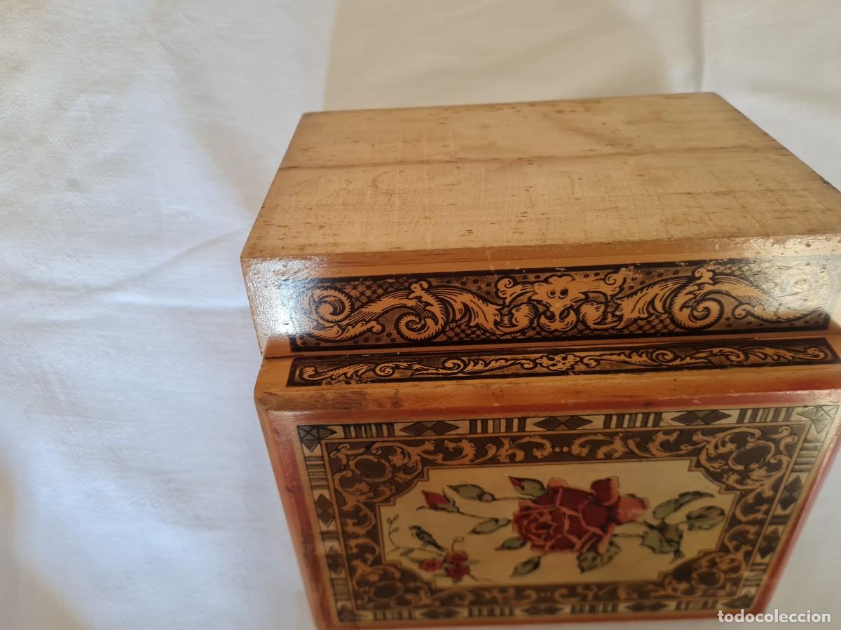 Antig&uuml;edades: Caja de madera pintada con espejo - Foto 4