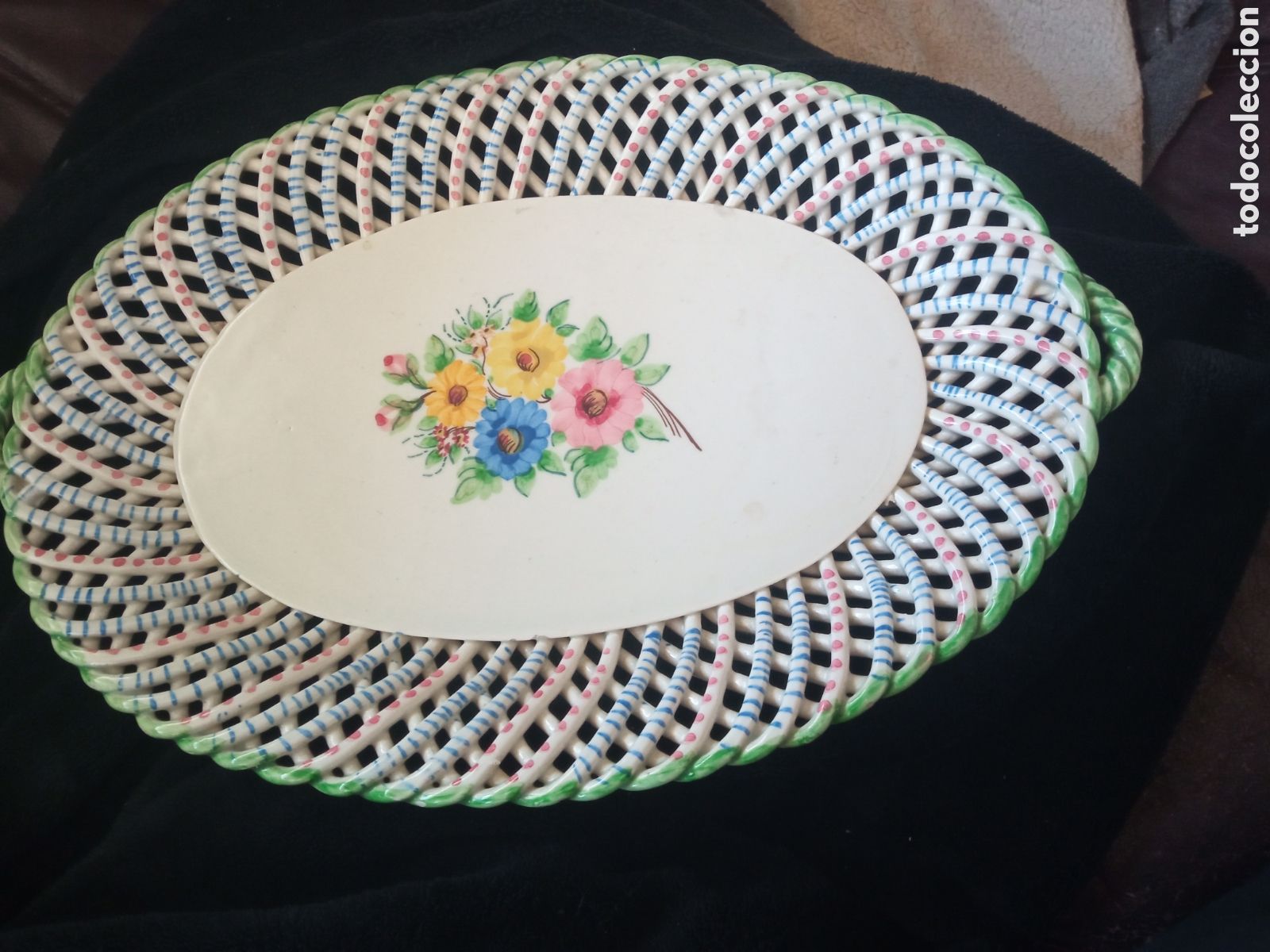 Antig&uuml;edades: Antigua y preciosa bandeja de cer&aacute;mica calada, Mide 38x26cm