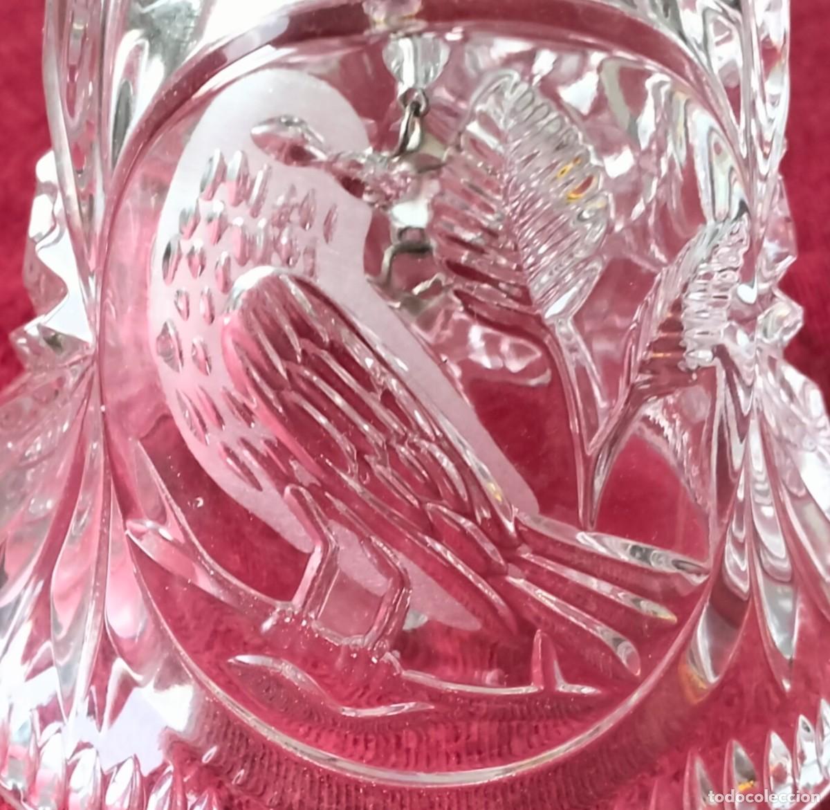 Antiguidades: Campana,campanilla de CRISTAL gravado, tallado a mano. Figura p&aacute;jaro.