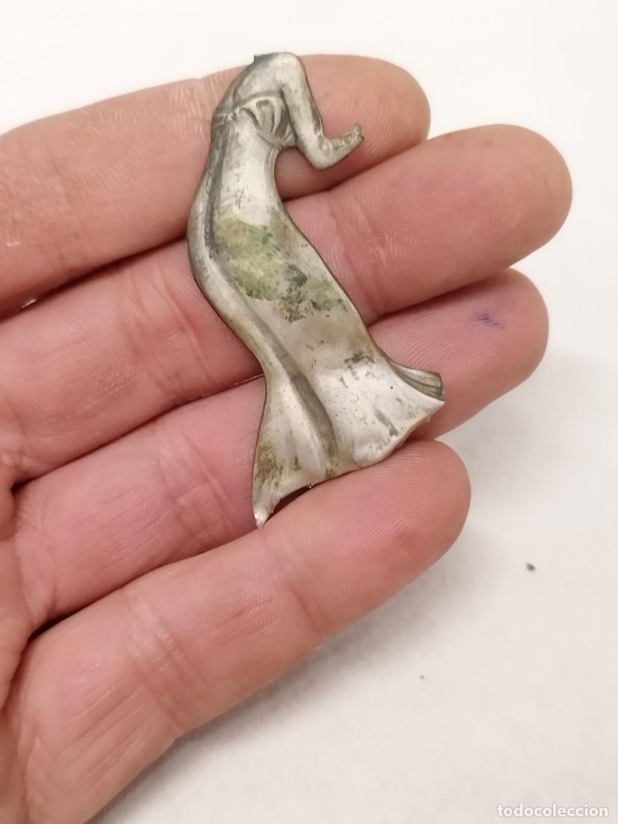 Antiques: Antigua chapa de figura de mujer modernista. Le falta la cabeza.
