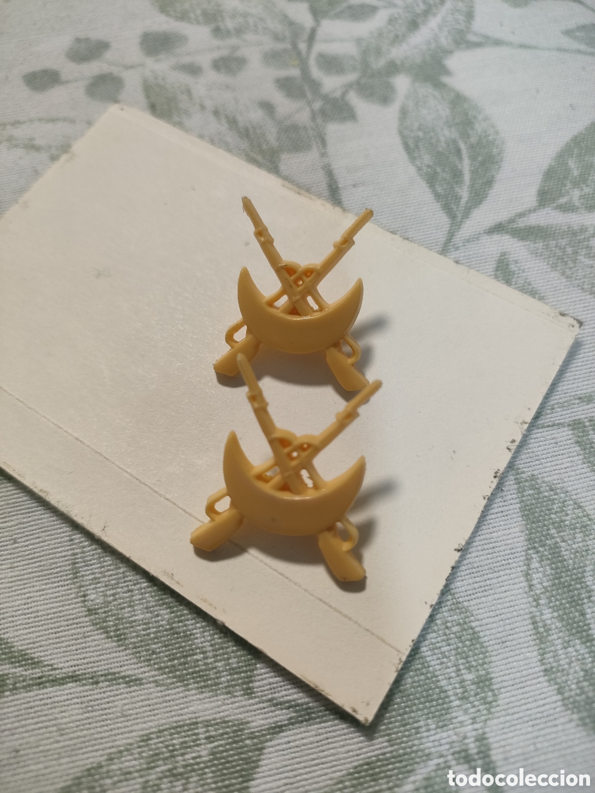 Antig&uuml;edades: Insignia cuello regulares de plastico - Foto 1