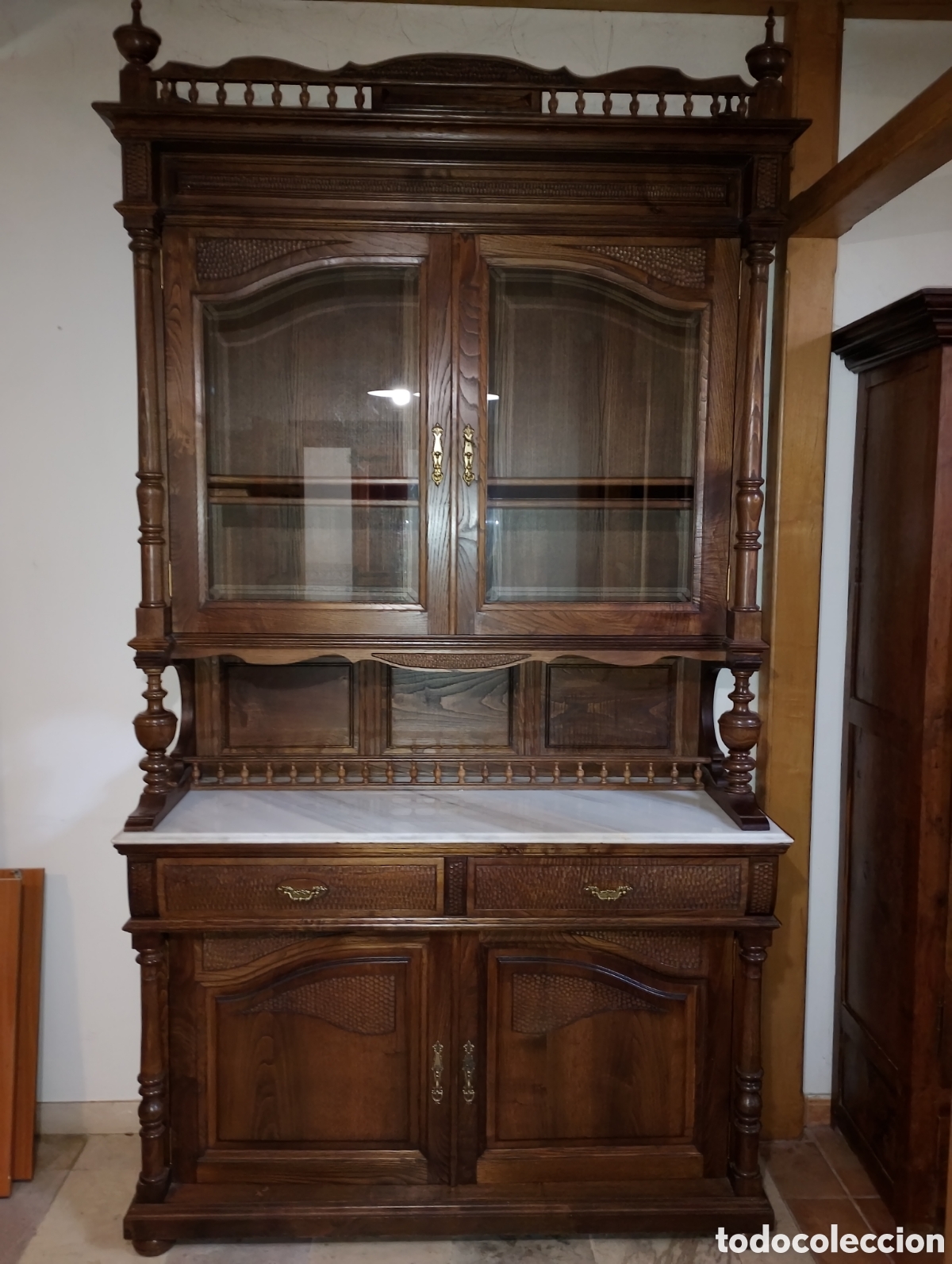 Antig&uuml;edades: Aparador de casta&ntilde;o y m&aacute;rmol - Foto 1