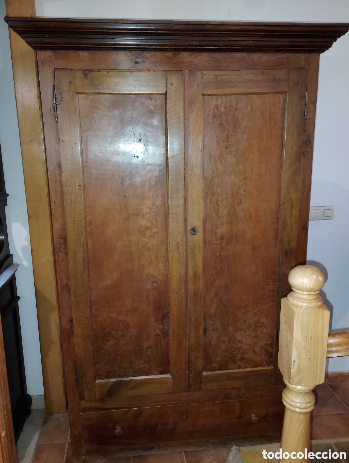 Antig&uuml;edades: Armario de madera de tejo - Foto 1
