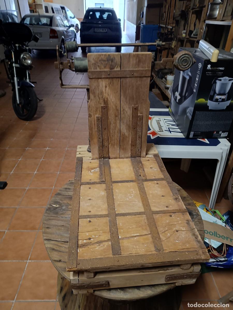 Antig&uuml;edades: BASCULA madera bronce y forja - Foto 1