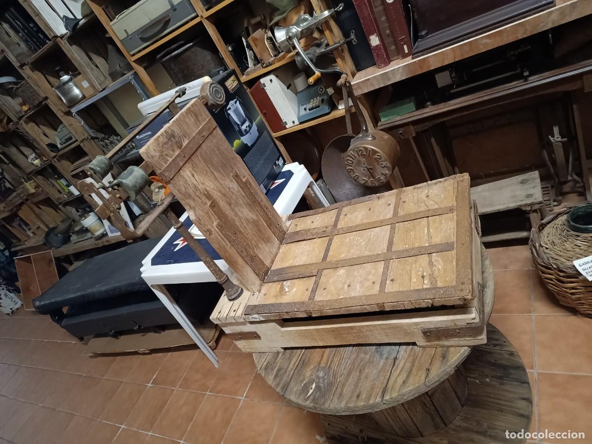 Antig&uuml;edades: BASCULA madera bronce y forja - Foto 2