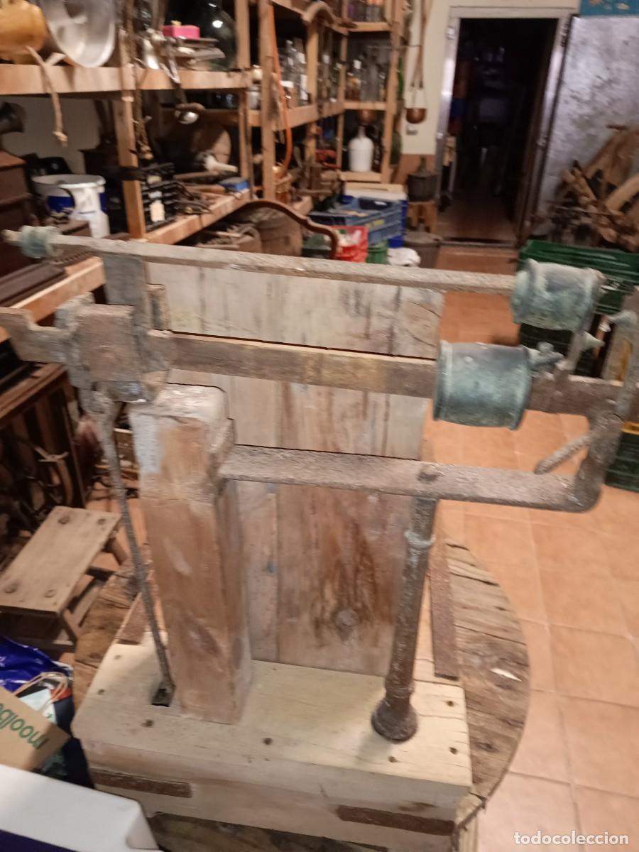 Antig&uuml;edades: BASCULA madera bronce y forja - Foto 3