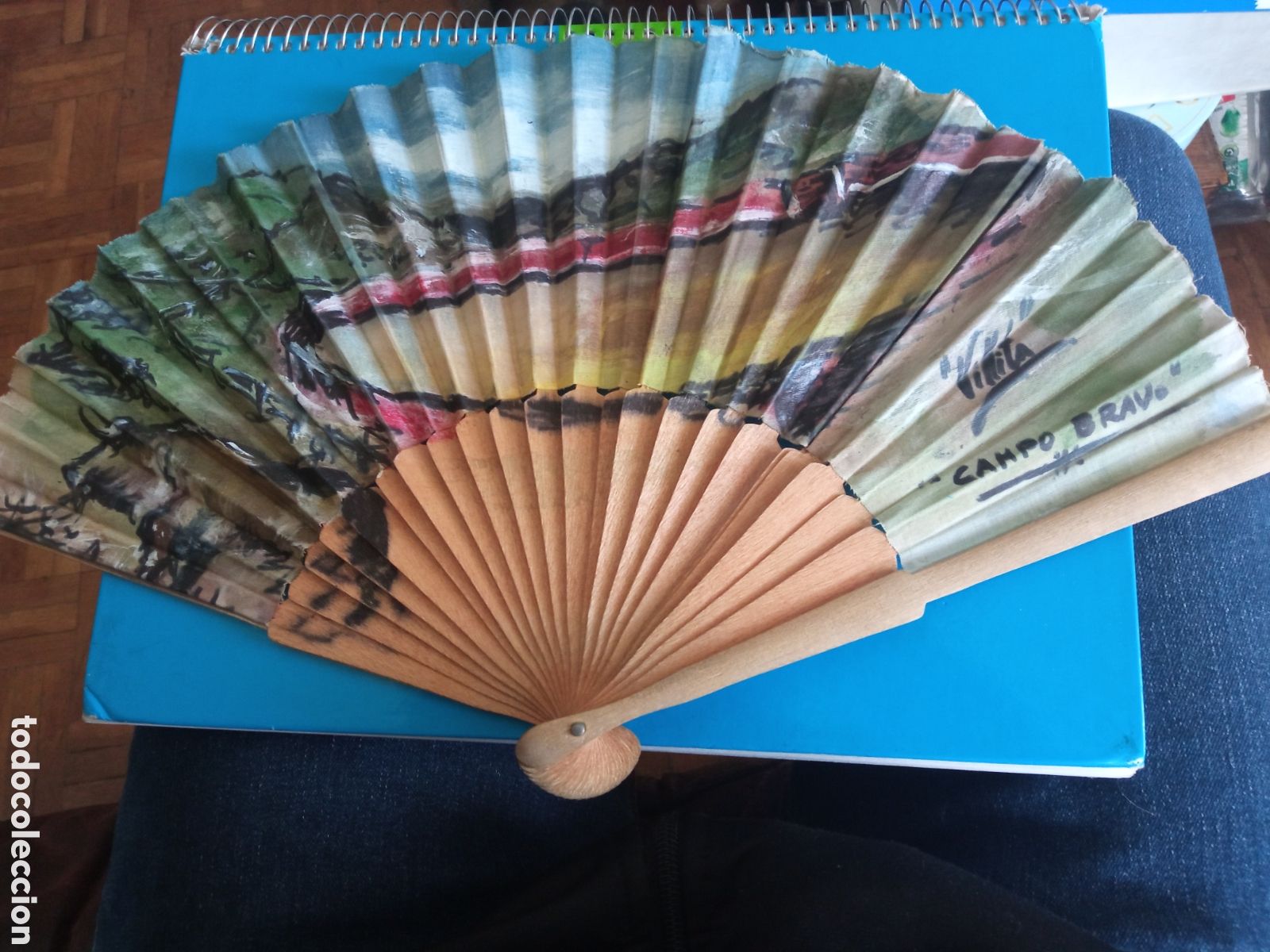 Antig&uuml;edades: Abanico, Campo Bravo, firmado Villita mide 42x23 cm